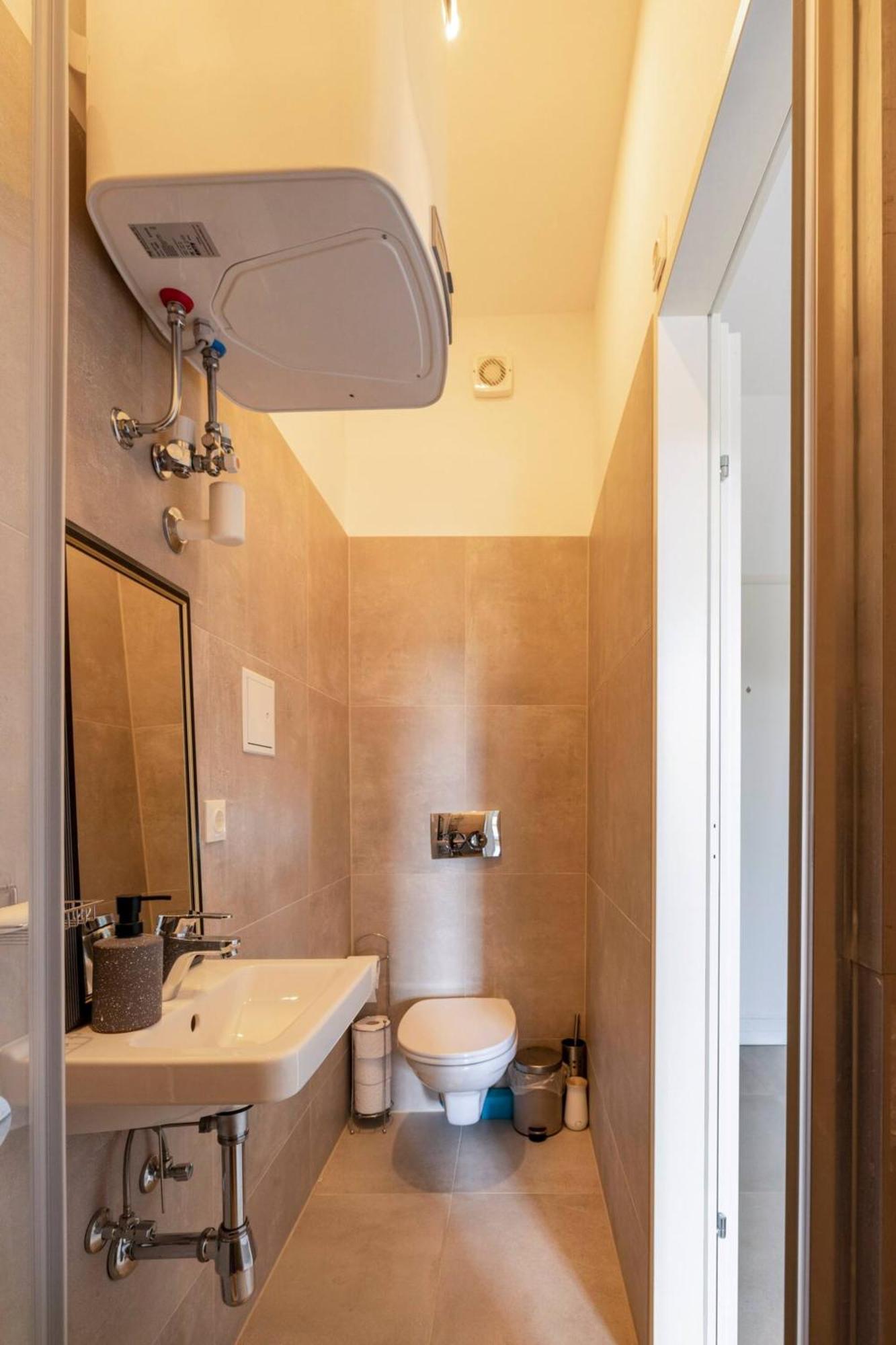 Apartment Near Schoenbrunn & Metro Vienna Esterno foto