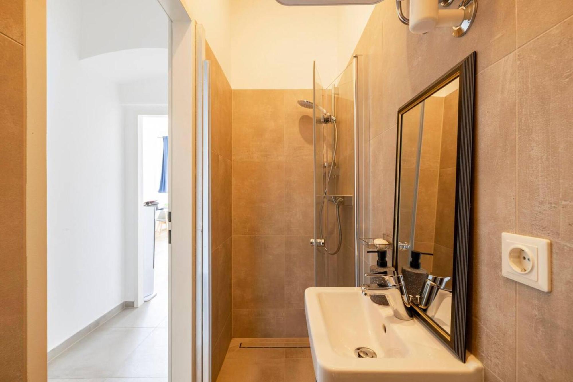 Apartment Near Schoenbrunn & Metro Vienna Esterno foto